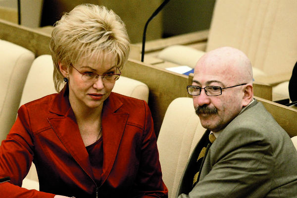 Артист состоял в партии «Единая Россия» с 2003 по 2005 год. На фото – с депутатом Татьяной Яковлевой на пленарном заседании в Госдуме, 16 апреля 2004 года | Источник: PhotoXPress.ru